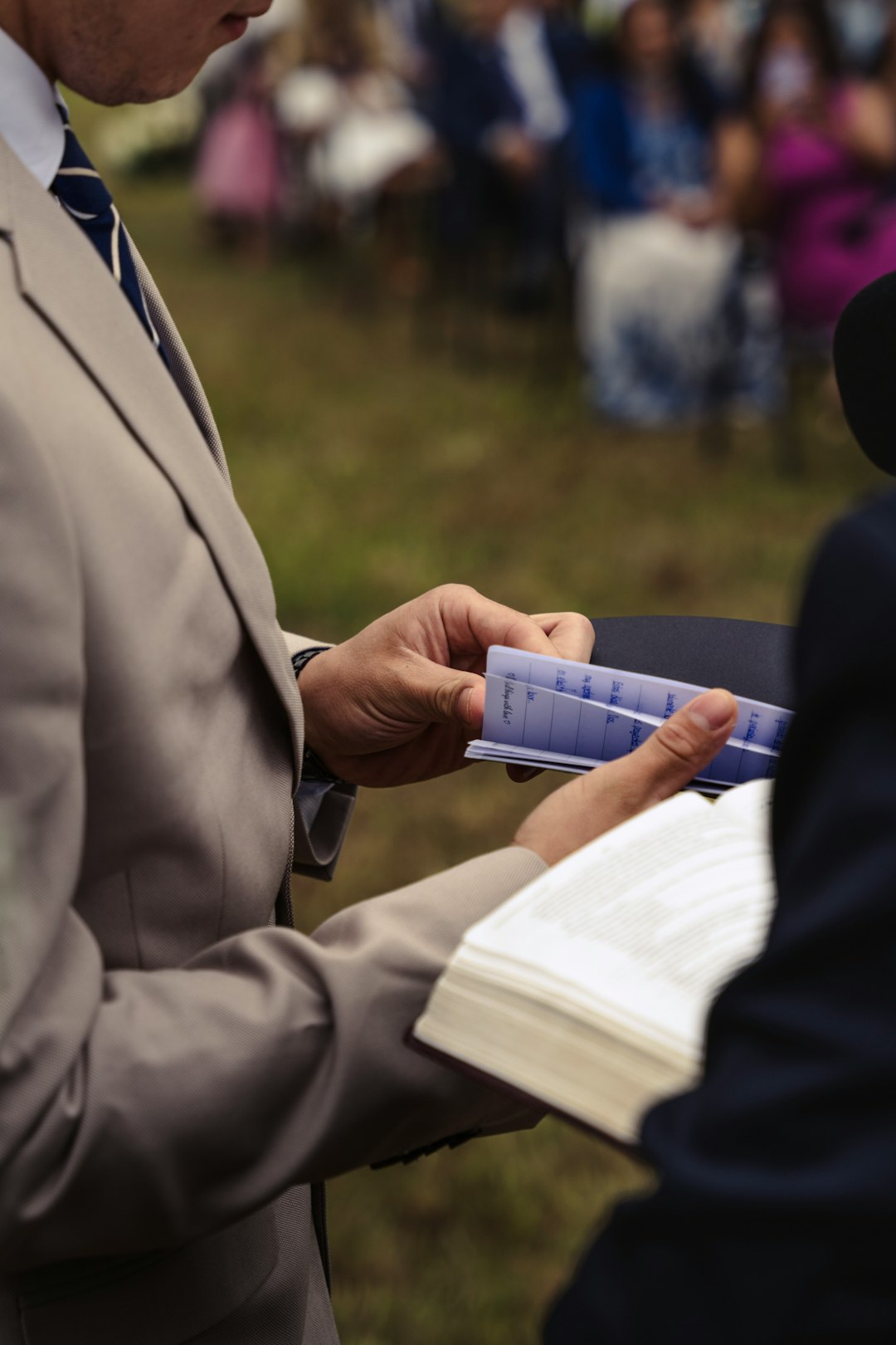 ​Officiant Professionnel ou Proche : Qui Choisir pour votre Cérémonie Laïque en Lorraine ?
