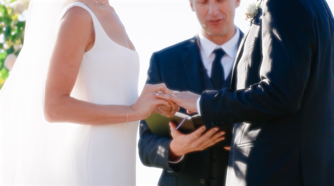 Préparation minutieuse des accessoires et du matériel pour réussir son rituel de mariage