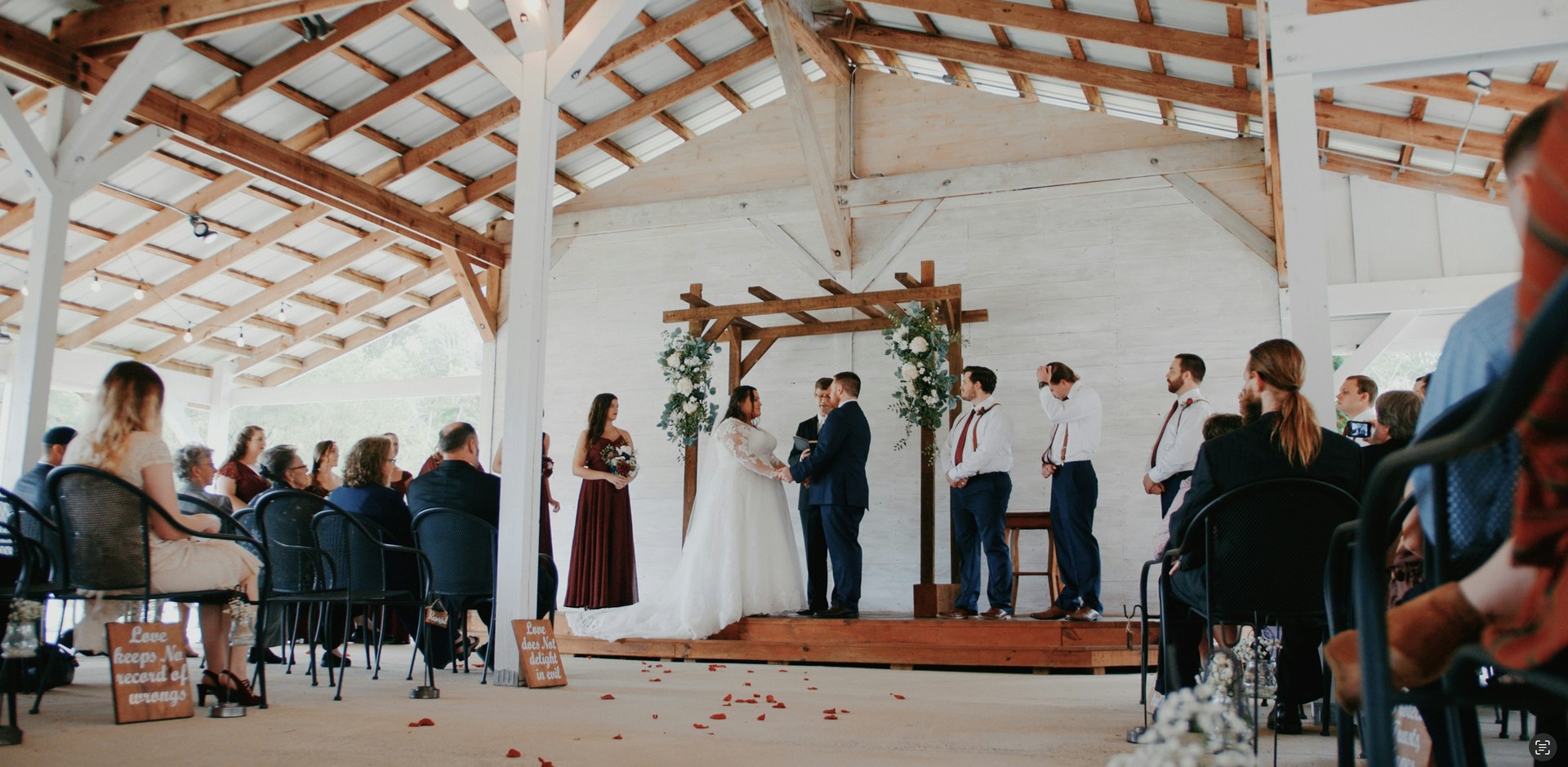 Équilibre parfait entre rires et émotion pure lors d'un mariage laïque dans les Vosges